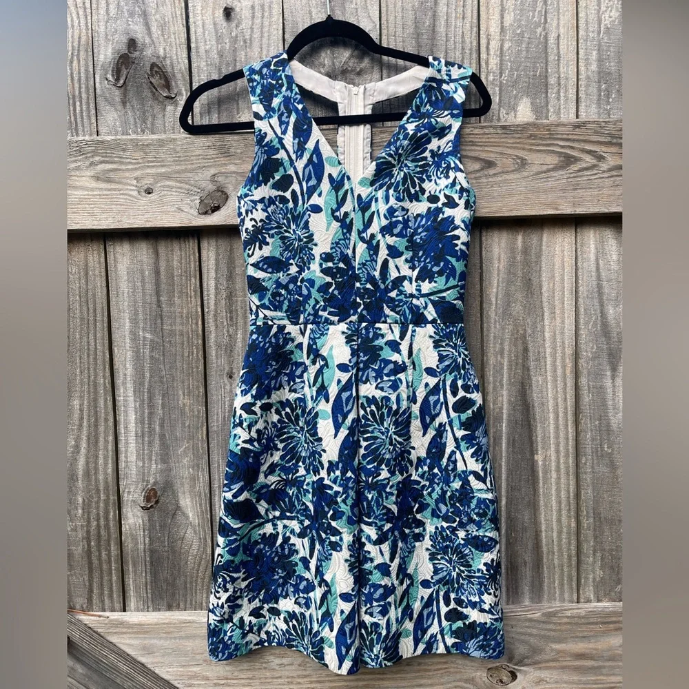 knee length dress h&m H&M Blue and White Floral Knee Length Dress Size 4